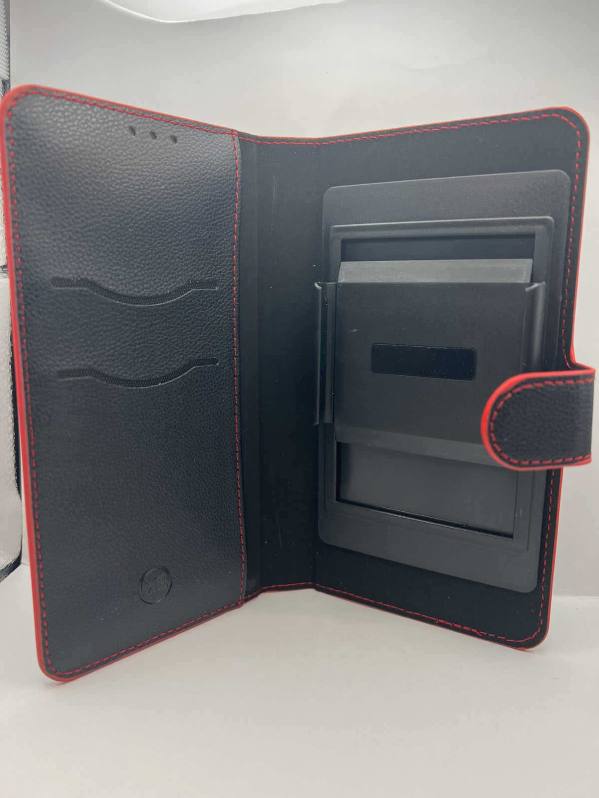 Interior con soporte ajustable y 2 ranuras para tarjetas