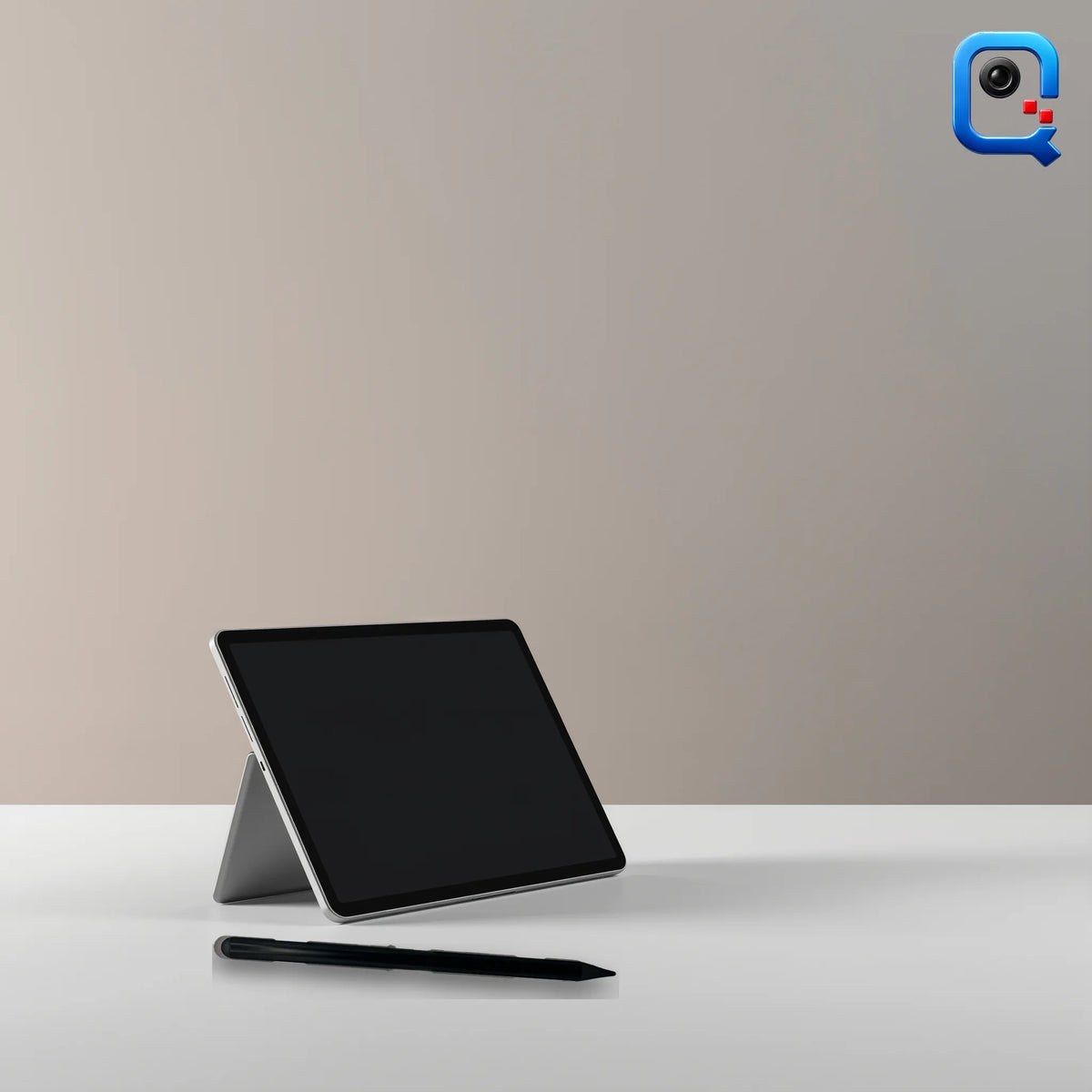 Lápiz óptico MK negro frente a tablet (recreación digital)