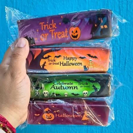 Los cuatro estampados de la linea en la mano: Trick or Treat, Happy Halloween, Celebrate Autumn y Halloween (imagen de refere