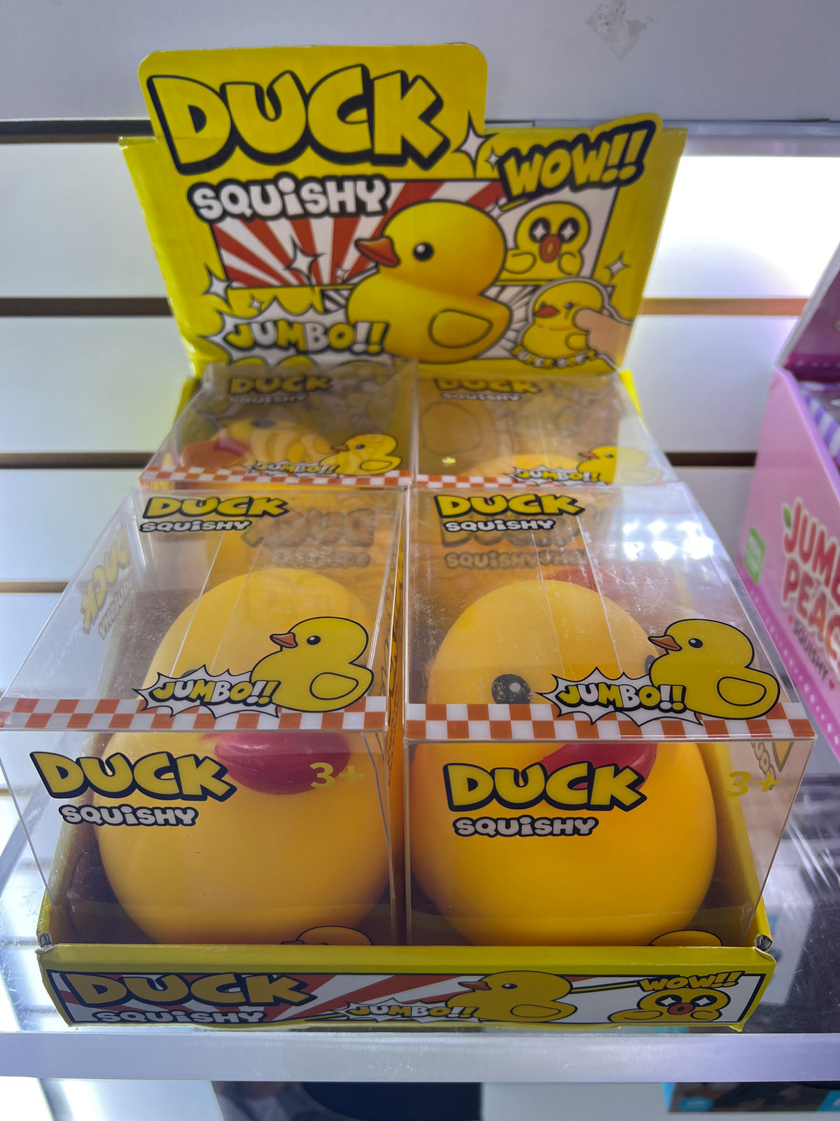 Exhibidor Duck Squishy jumbo con 4 patos en sus cajas transparentes