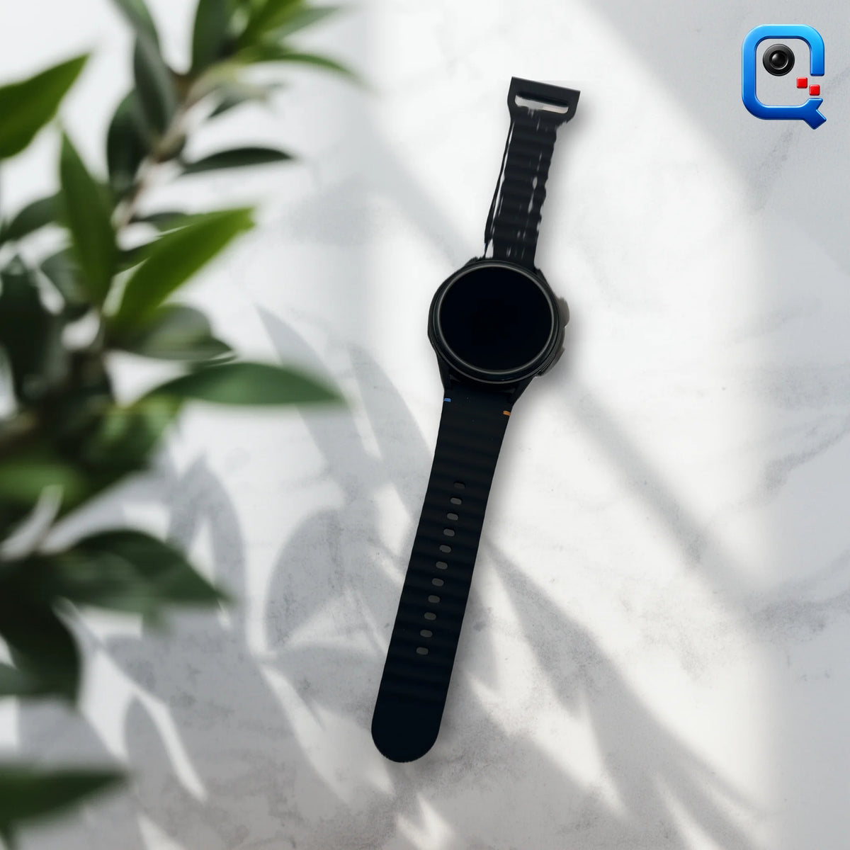 Smartwatch W7 44mm negro sobre mármol (recreación digital)