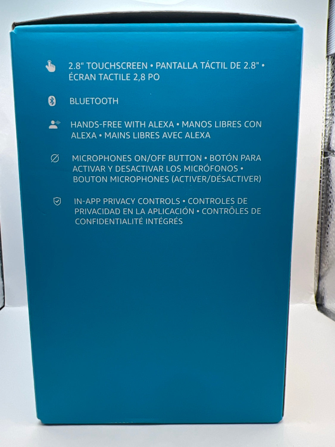 Costado de la caja con las caracteristicas del Echo Spot 2024
