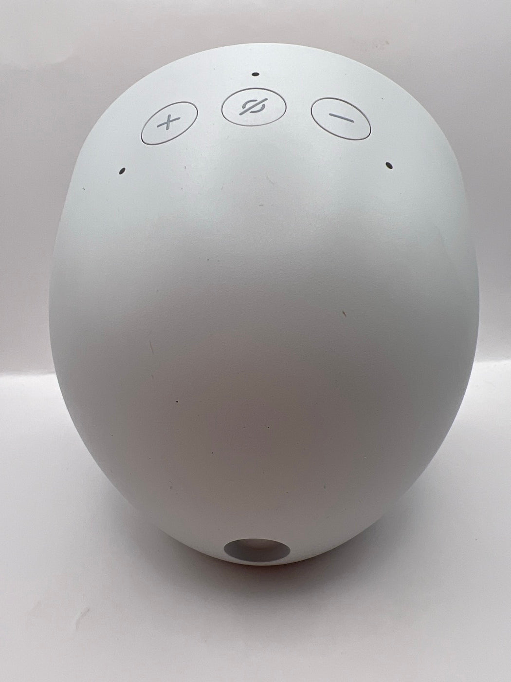 Botones de volumen y de microfonos en la parte superior del Echo Spot