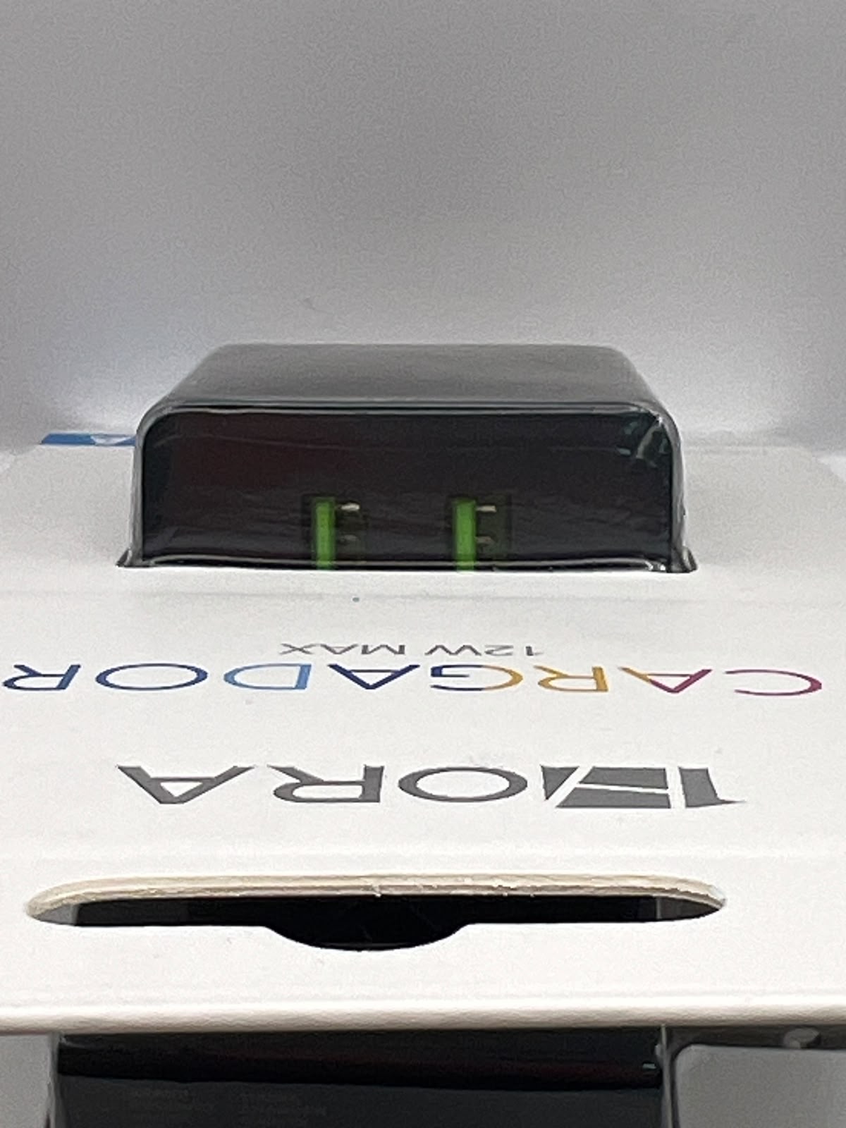 Empaque y ficha técnica del cargador 1HORA GAR129 dual USB 12W