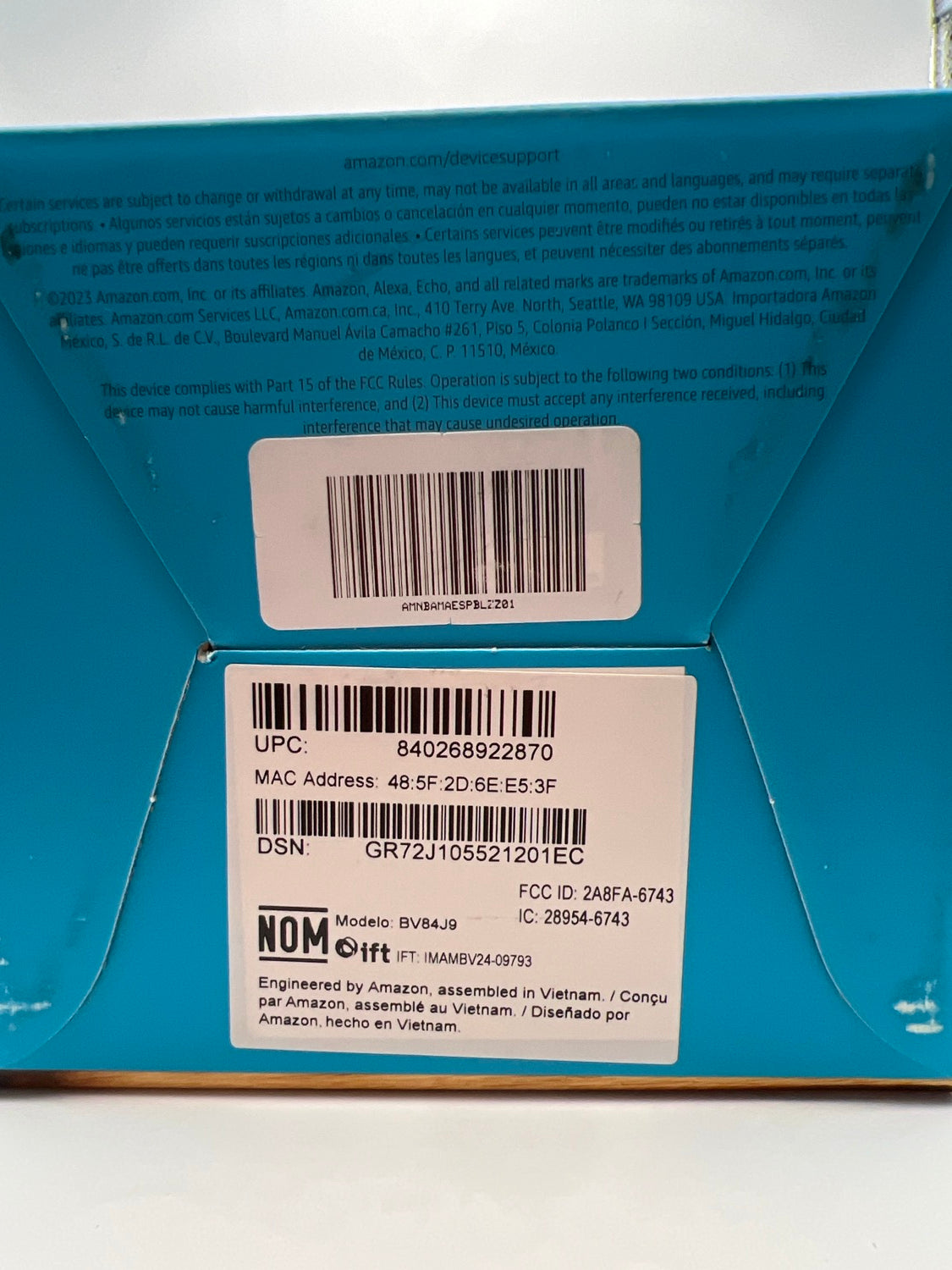 Etiqueta de la caja con UPC modelo BV84J9 y numero de serie