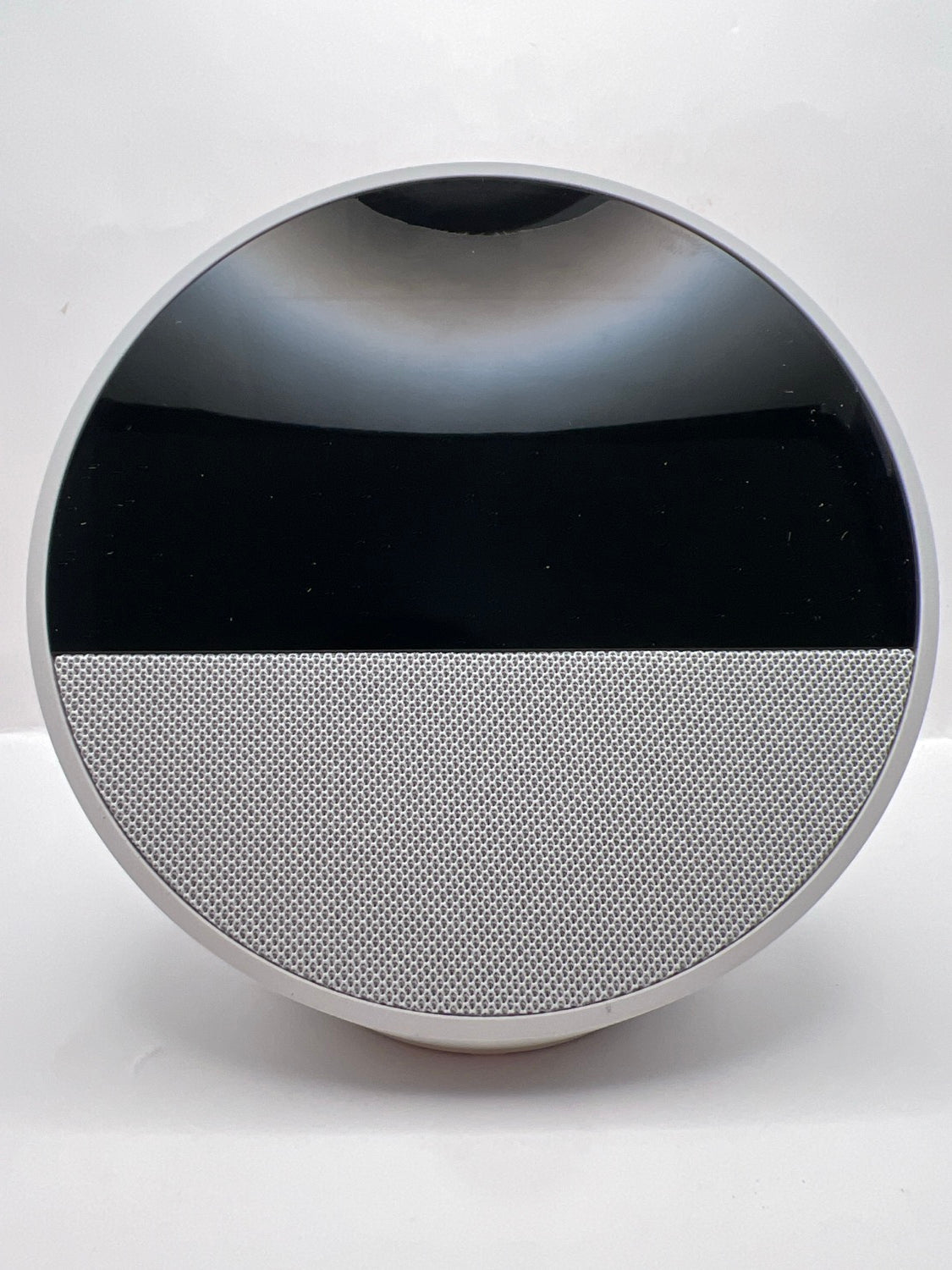 Bocina inteligente Amazon Echo Spot 2024 blanco color Blanco — foto real del producto