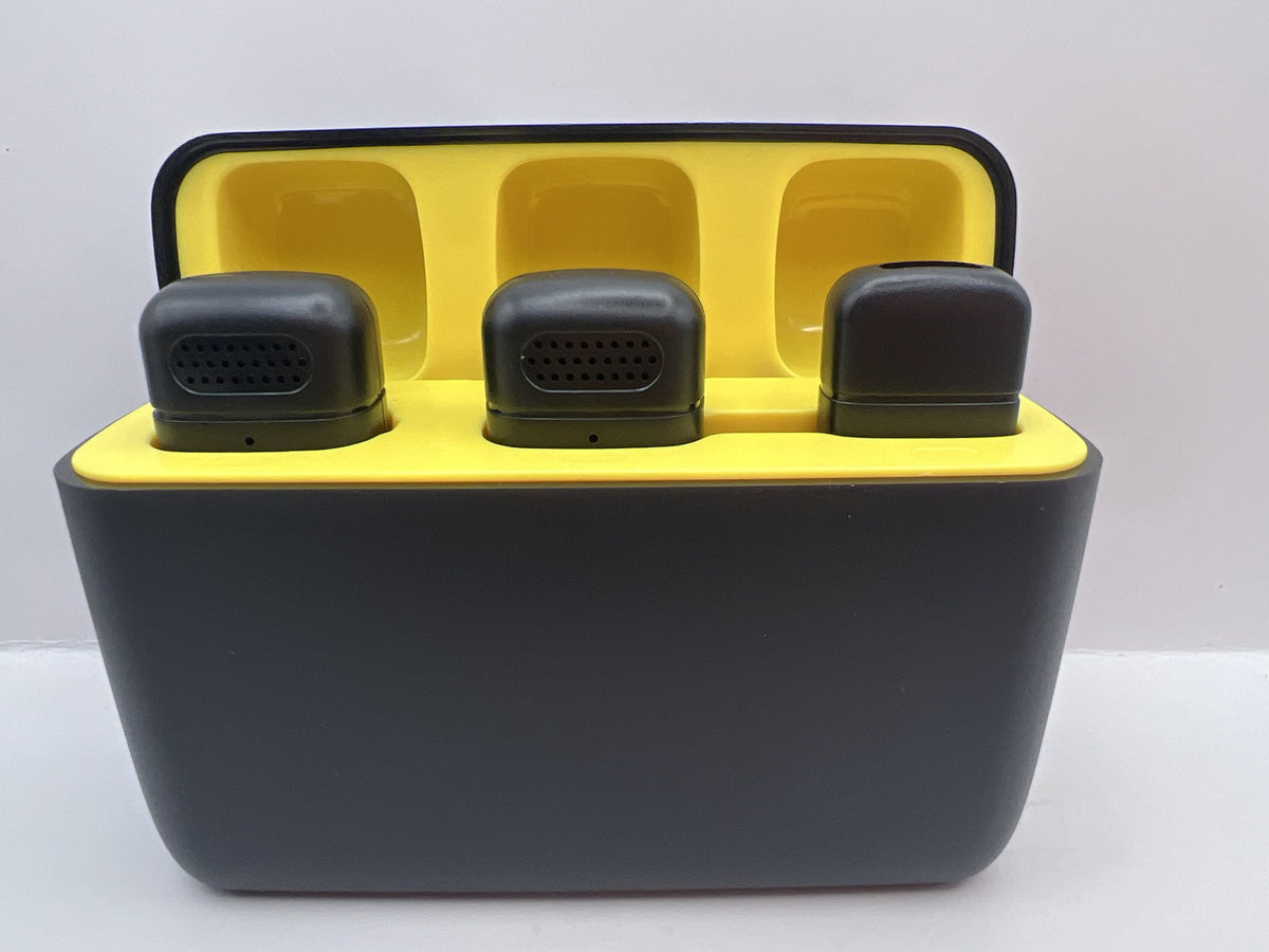 Estuche de carga con los micrófonos