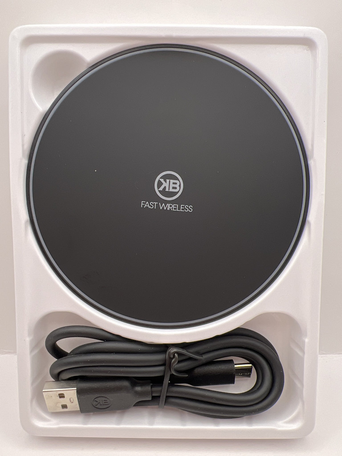 Contenido de la caja del KBOD W08: pad de carga y cable