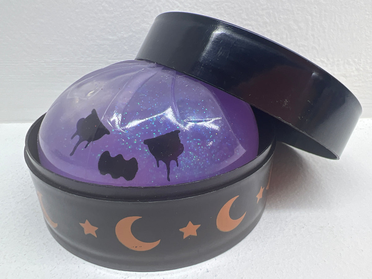 Squishy dumpling Halloween murcielagos morado con luz en su lata negra (ejemplo de diseno)