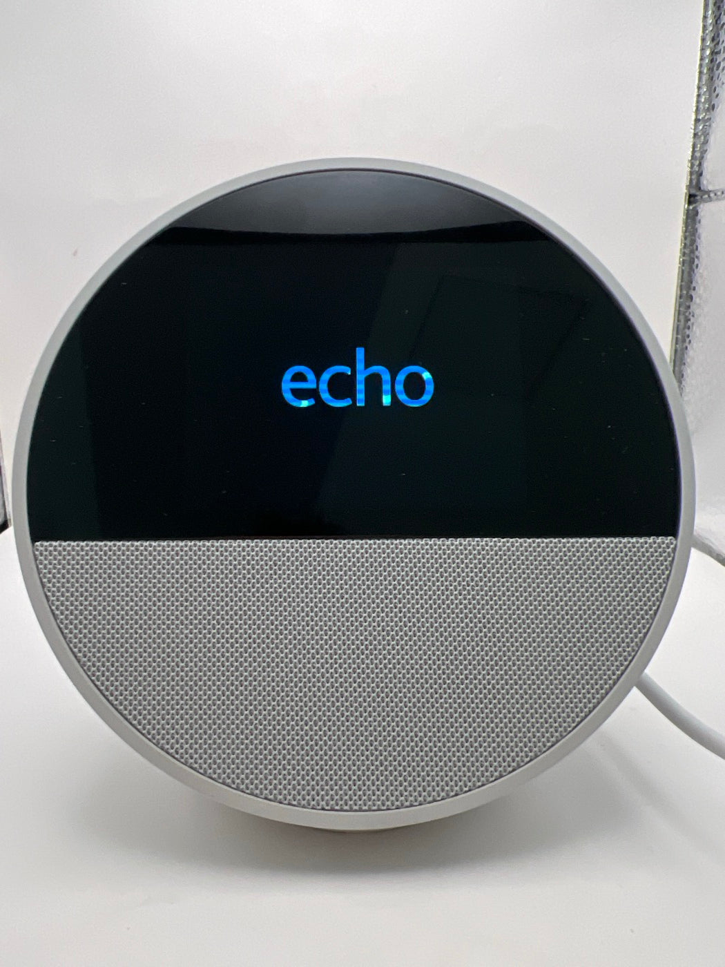 Echo Spot 2024 blanco encendido mostrando el logotipo echo