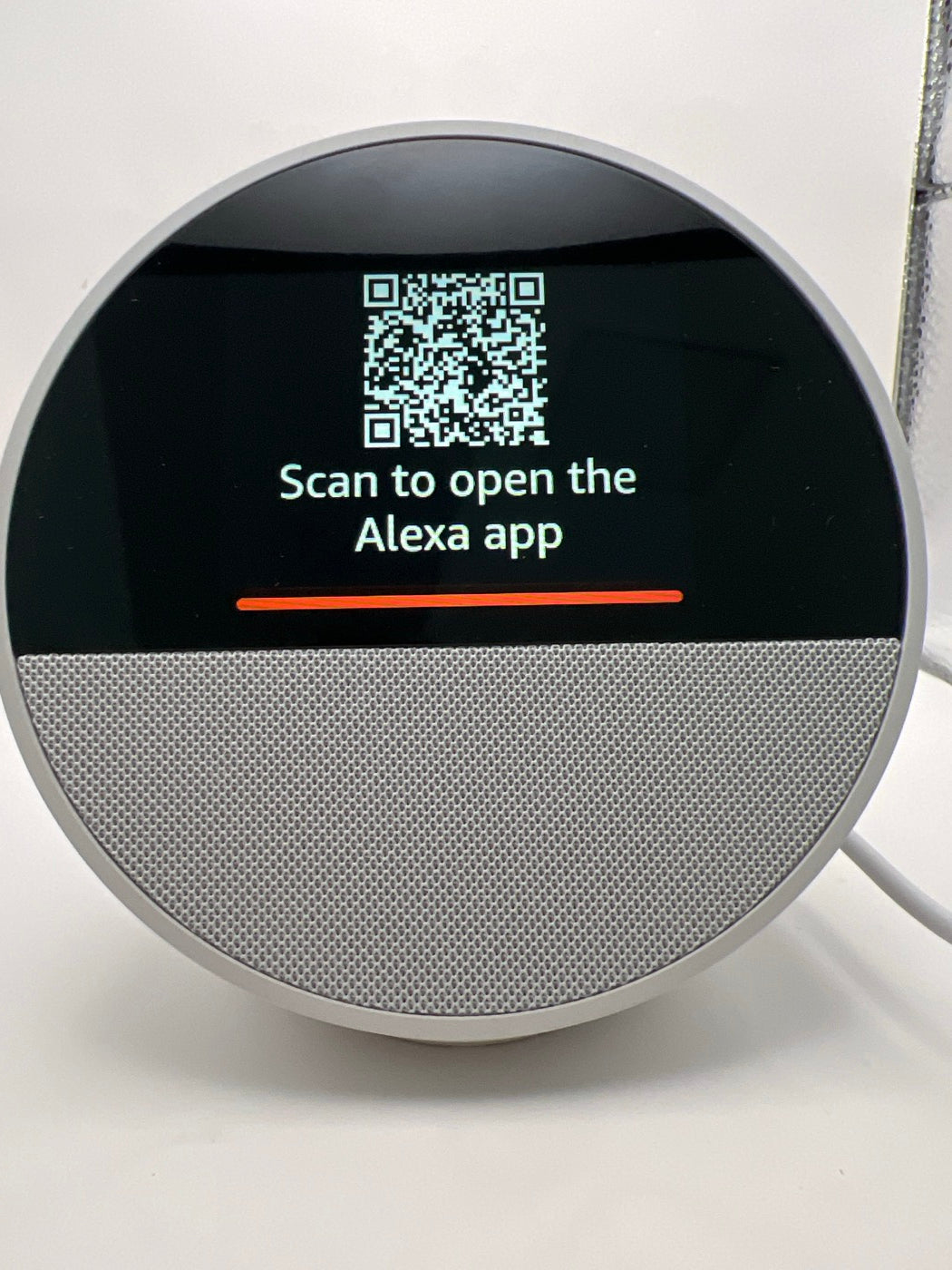 Pantalla del Echo Spot pidiendo escanear para abrir la app Alexa