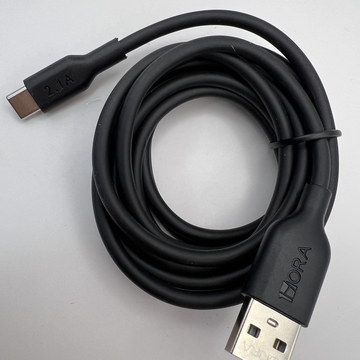 Cable 1Hora USB-A a USB-C de 2 metros en color negro, conectores a la vista