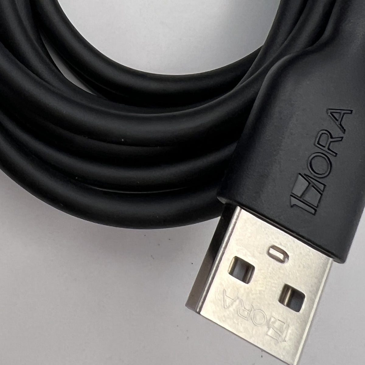 Detalle de los conectores USB-A y USB-C 2.1A del cable 1Hora negro